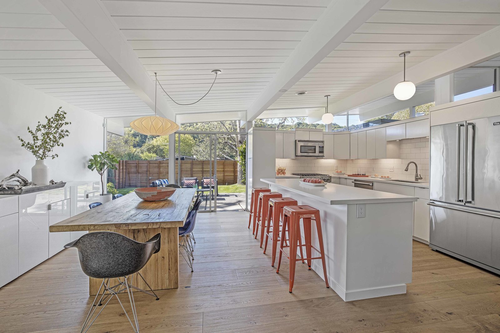 裝修案例現(xiàn)代前衛(wèi)風格別墅裝修效果圖-餐廳 裝修案例現(xiàn)代前衛(wèi)風格別墅裝修效果圖-餐廳