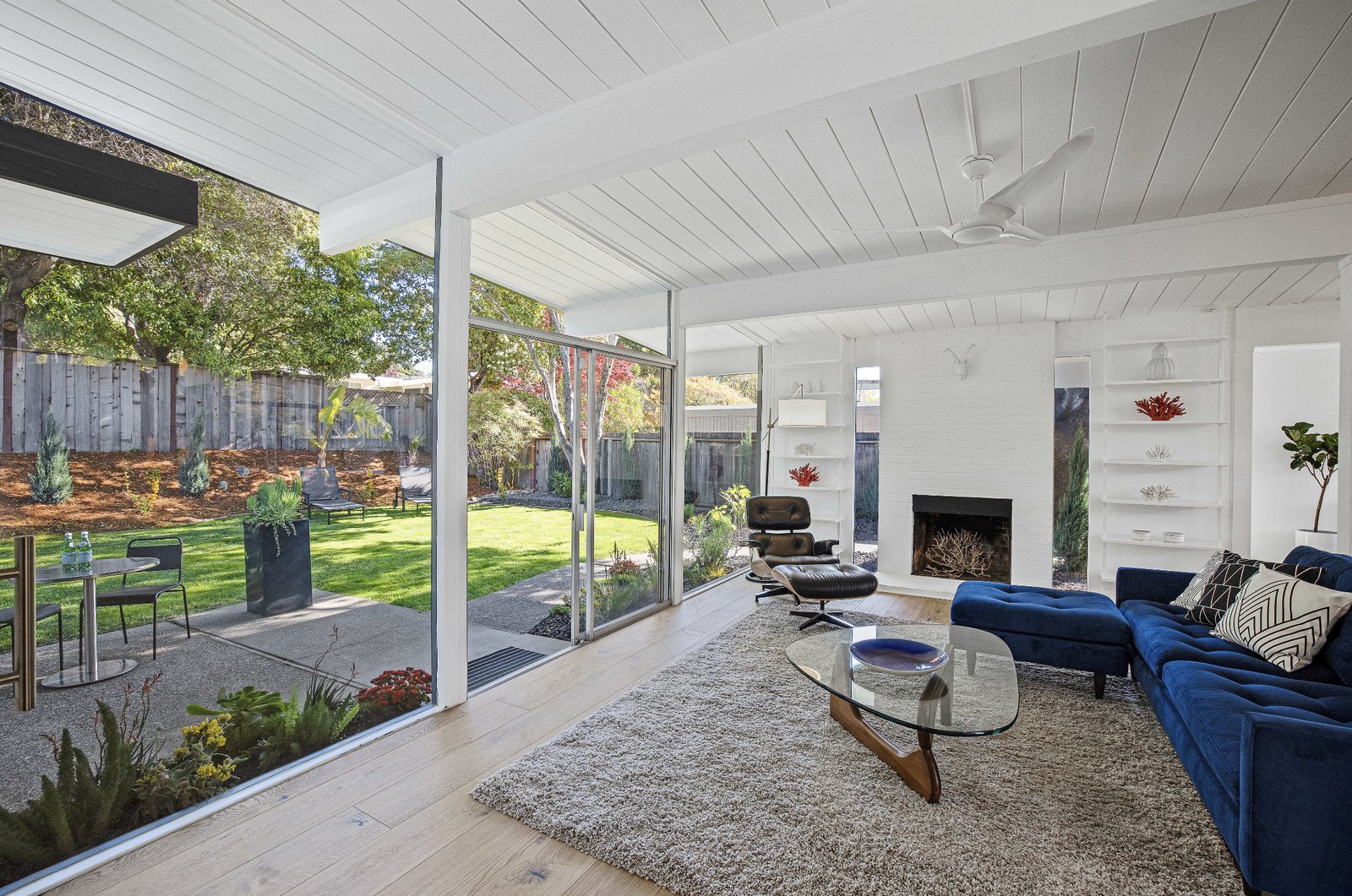 裝修案例現(xiàn)代前衛(wèi)風格別墅裝修效果圖-客廳 裝修案例現(xiàn)代前衛(wèi)風格別墅裝修效果圖-客廳