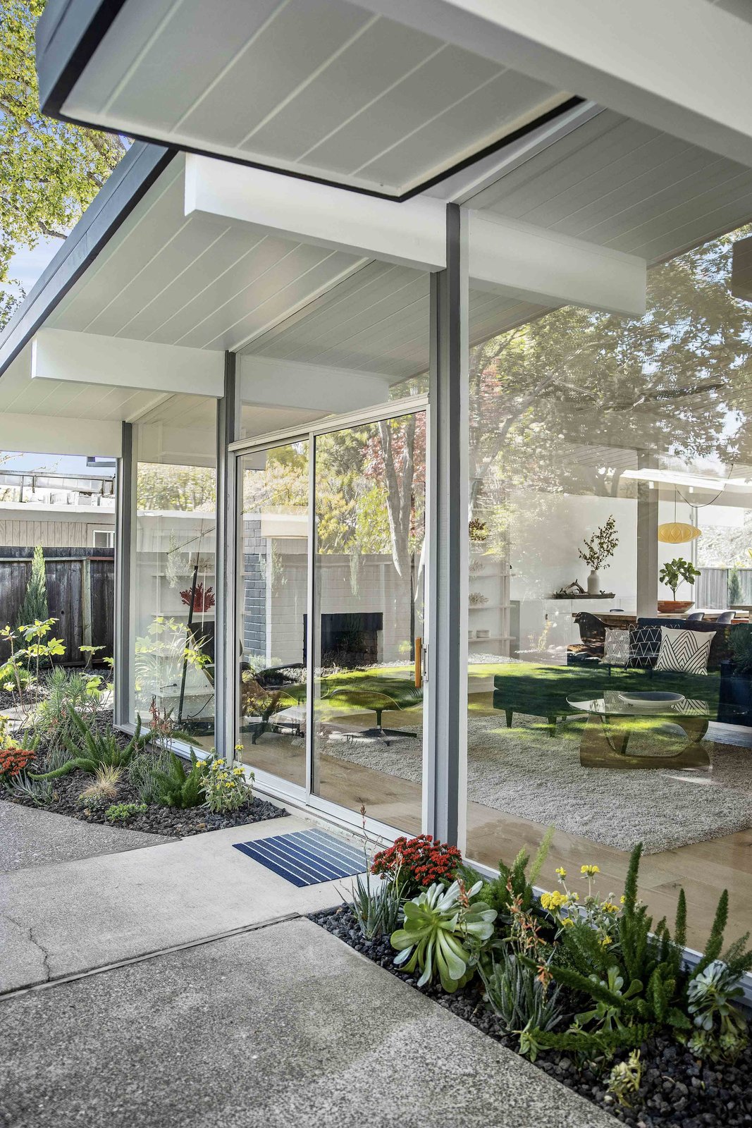 裝修案例現(xiàn)代前衛(wèi)風格別墅裝修效果圖-庭院 裝修案例現(xiàn)代前衛(wèi)風格別墅裝修效果圖-庭院